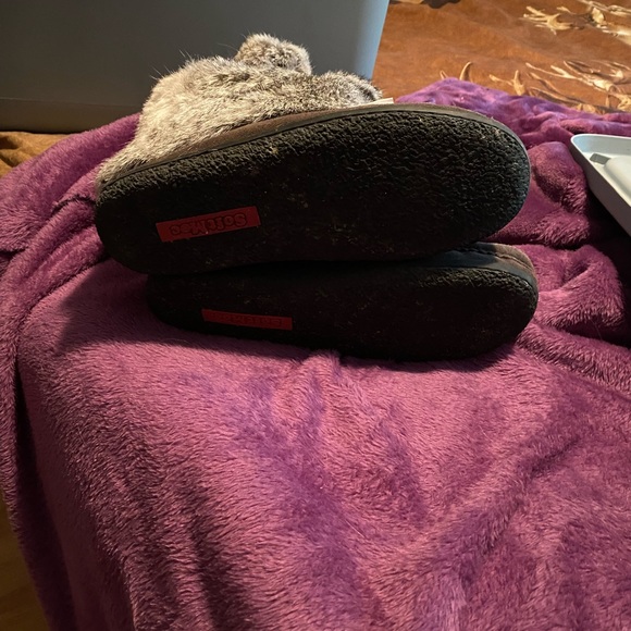 Soft Moc sz 7 ladies Mukluks worn twice. These are mint, leather with real fur. - Picture 2 of 4